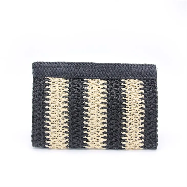 Juodas mažas nėrimo krepšys