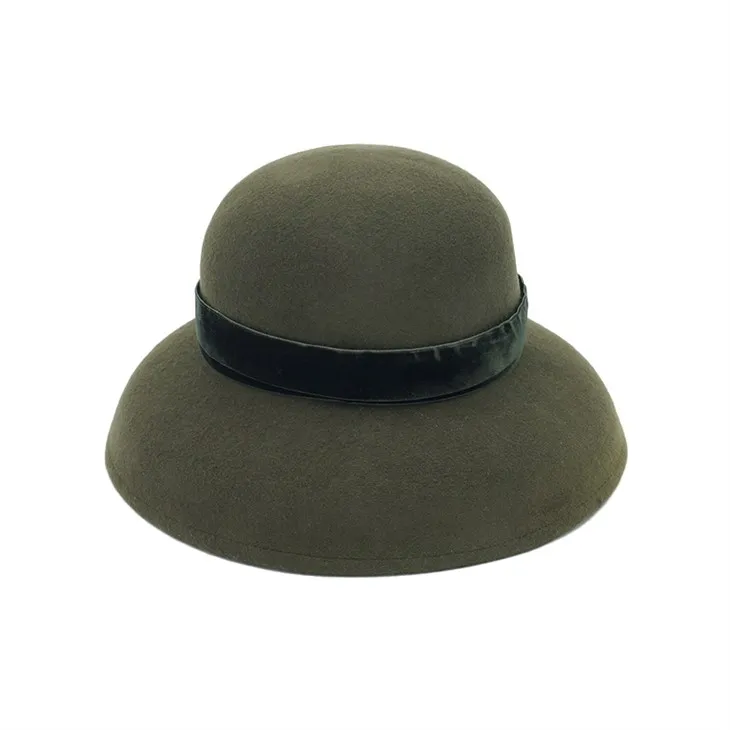 Juodai žalios vilnos kepurės