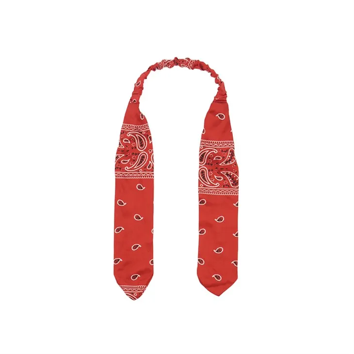 Ryškios raudonos polietileno šalikai