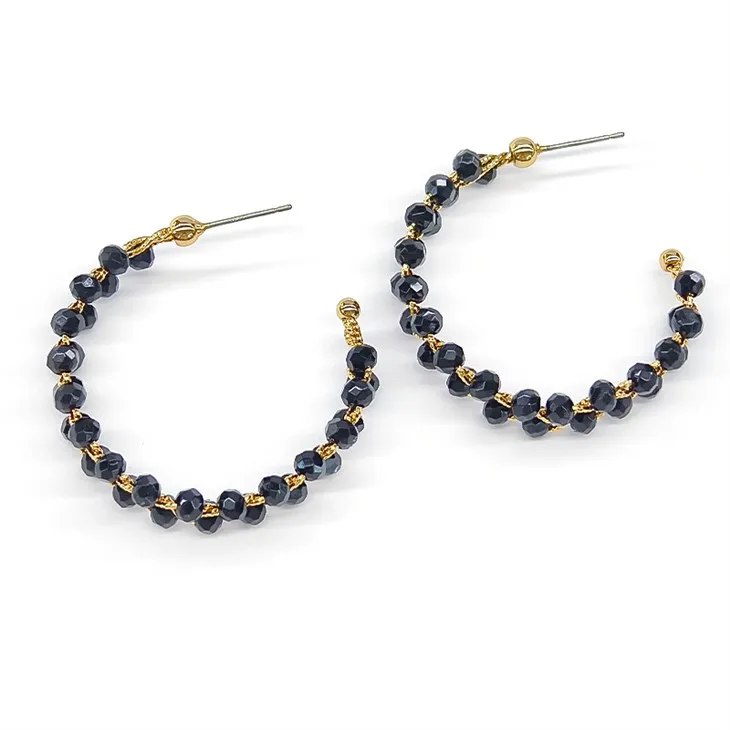 Juodų karoliukų auskaras