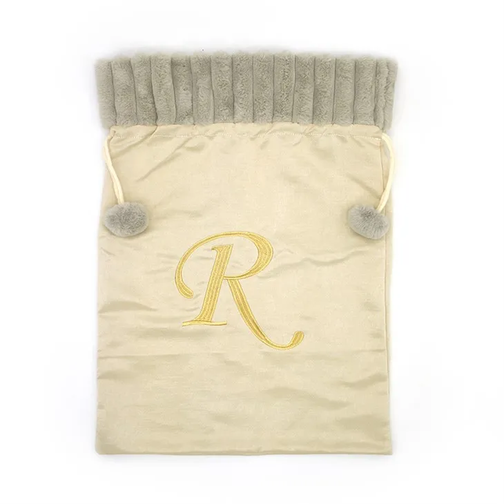 Milžiniškos raidės kalėdinės kojinės