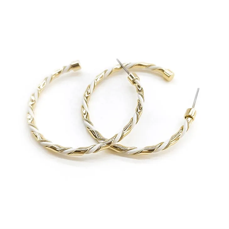 Auksinės tekstūros žavingas auskaras