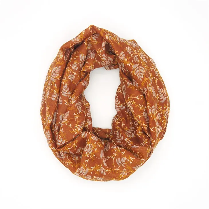 Raudonos gėlėtos skarelės moterims